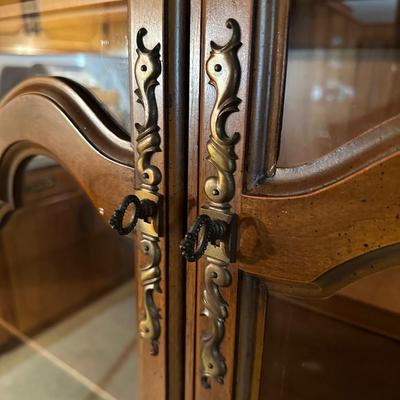 MT. AIRY FURNITURE FRENCH PROVINCIAL CHINA CABINET