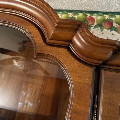 MT. AIRY FURNITURE FRENCH PROVINCIAL CHINA CABINET
