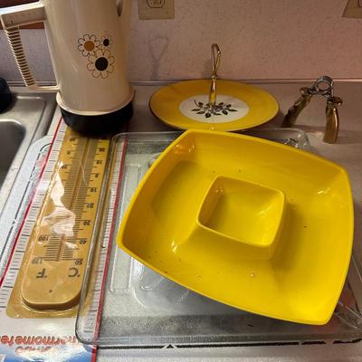 VINTAGE KITCHEN WARE LOT