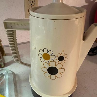 VINTAGE KITCHEN WARE LOT