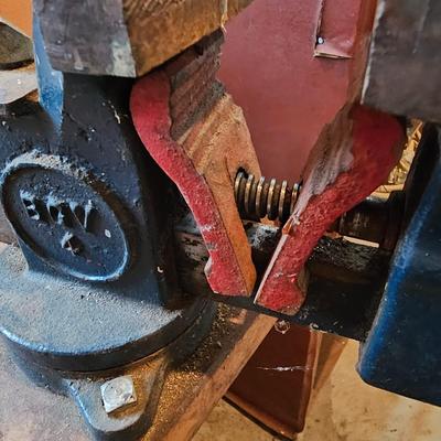Wood Work Bench w/Attached Vise (BS-JS)