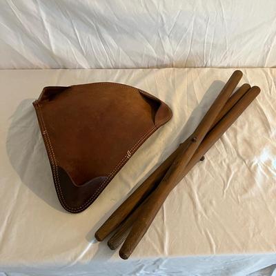 Leather Folding Tripod Saddle Seat Stool (O-RG)