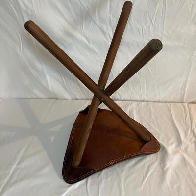Leather Folding Tripod Saddle Seat Stool (O-RG)