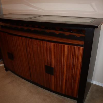Elegant Wine Bar and Cabinet