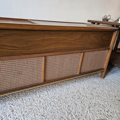 Mid Century Magnavox Stereo Console (BD-DW)