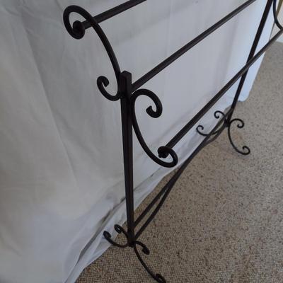 Metal Quilt Stand w/ Quilts (B2-BBL)