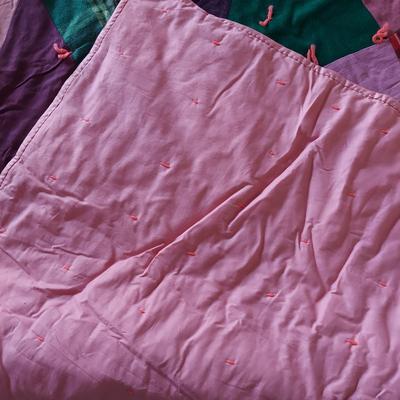 Metal Quilt Stand w/ Quilts (B2-BBL)