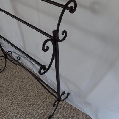 Metal Quilt Stand w/ Quilts (B2-BBL)
