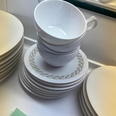 Oneida Plastic/ melmac dinnerware