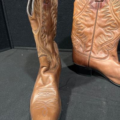 G15- Justin ladies brown boots size 8 1/2