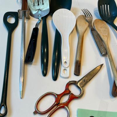 Utensil jar full