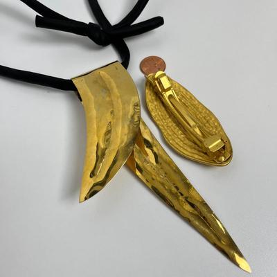 Gold Statement Necklace, Ring, and Hair Clip (84)