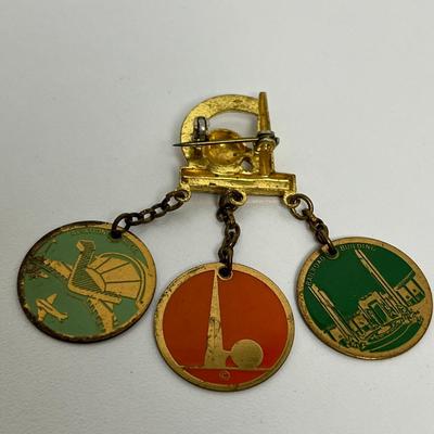 Vintage 1939 NY World Fair Pin and Charm Bracelet (88)