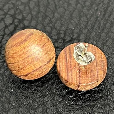 Beaded & Gold Necklace, Bracelet, and Earrings (124)