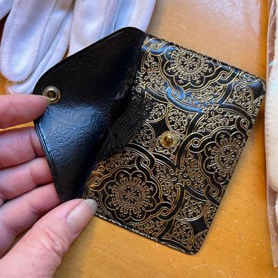 Women's gloves & bonnets