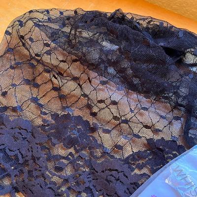 Women's gloves & bonnets