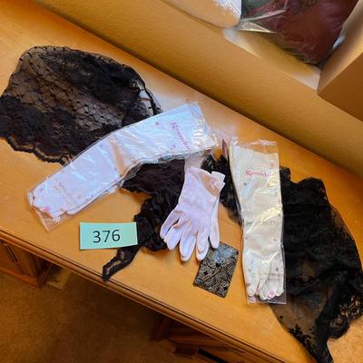 Women's gloves & bonnets
