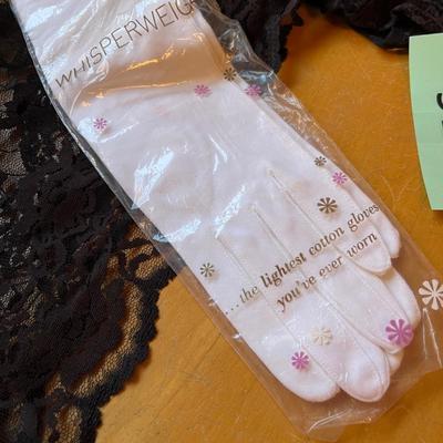 Women's gloves & bonnets