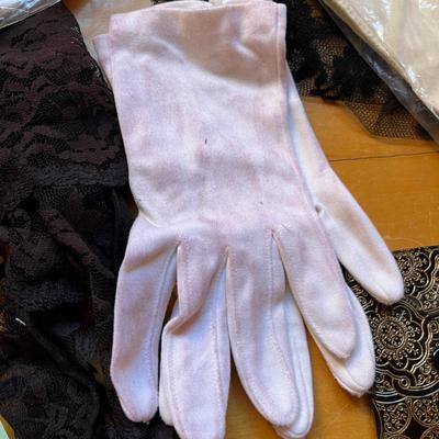 Women's gloves & bonnets