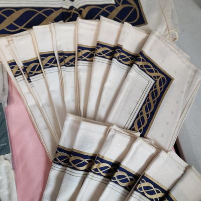 Lenox Linens Table cloth 56x86 16 Napkins 2 pack 2 Place mats