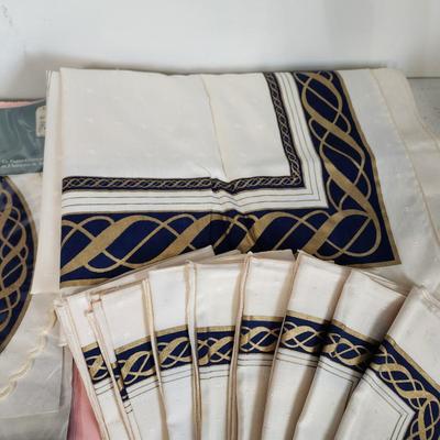 Lenox Linens Table cloth 56x86 16 Napkins 2 pack 2 Place mats