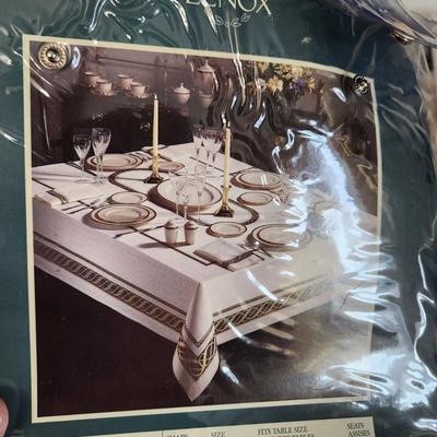 Lenox Linens Table cloth 56x86 16 Napkins 2 pack 2 Place mats