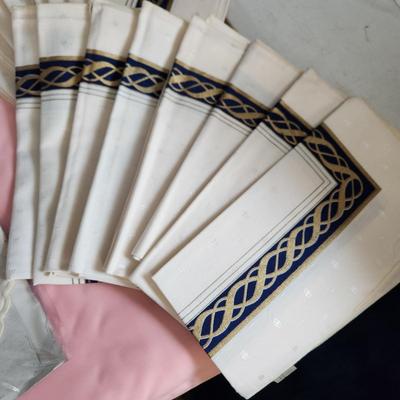 Lenox Linens Table cloth 56x86 16 Napkins 2 pack 2 Place mats