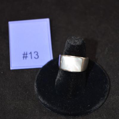 925 Sterling Ring w/ Mother of Pearl Size 7, 8.0g