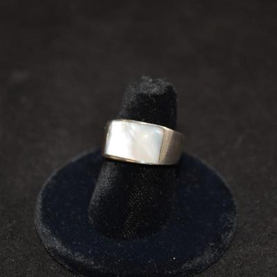925 Sterling Ring w/ Mother of Pearl Size 7, 8.0g