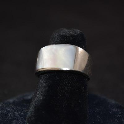 925 Sterling Ring w/ Mother of Pearl Size 7, 8.0g