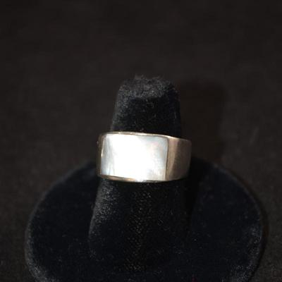 925 Sterling Ring w/ Mother of Pearl Size 7, 8.0g