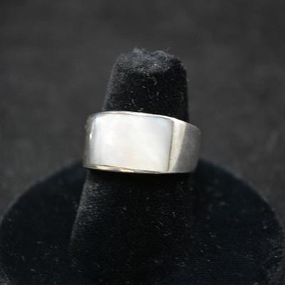 925 Sterling Ring w/ Mother of Pearl Size 7, 8.0g