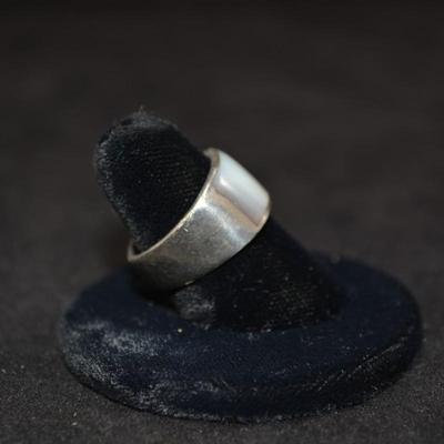 925 Sterling Ring w/ Mother of Pearl Size 7, 8.0g