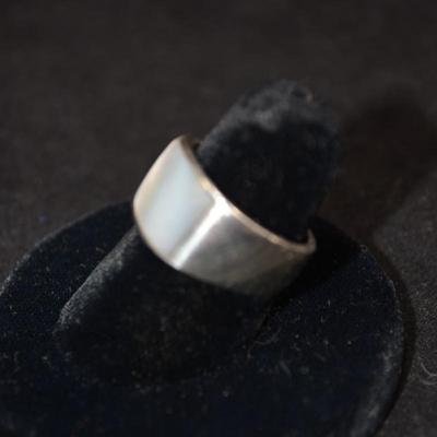 925 Sterling Ring w/ Mother of Pearl Size 7, 8.0g