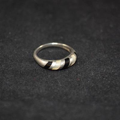 925 Sterling Ring w/ Onyx & Mother of Pearl Size 7, 3.1g