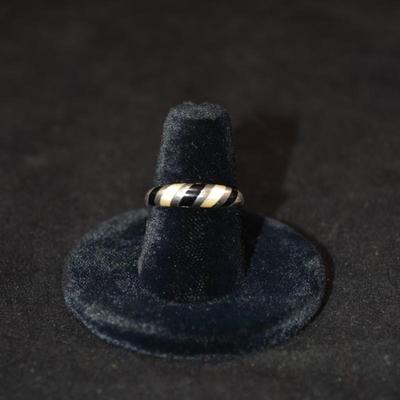 925 Sterling Ring w/ Onyx & Mother of Pearl Size 7, 3.1g