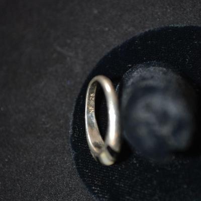 925 Sterling Ring w/ Onyx & Mother of Pearl Size 7, 3.1g
