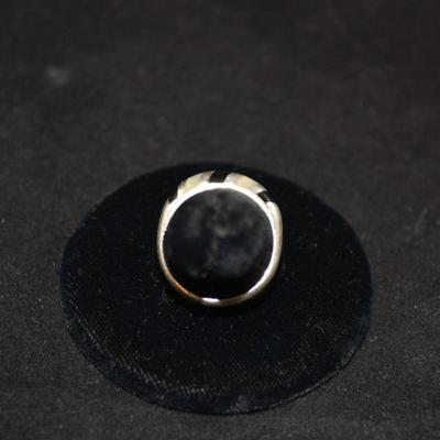 925 Sterling Ring w/ Onyx & Mother of Pearl Size 7, 3.1g