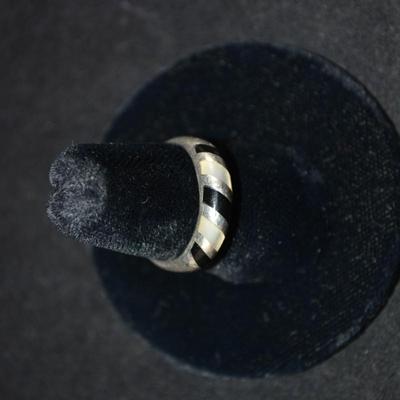 925 Sterling Ring w/ Onyx & Mother of Pearl Size 7, 3.1g