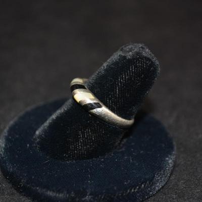 925 Sterling Ring w/ Onyx & Mother of Pearl Size 7, 3.1g