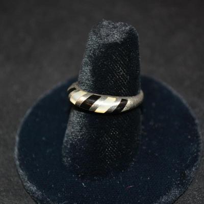925 Sterling Ring w/ Onyx & Mother of Pearl Size 7, 3.1g