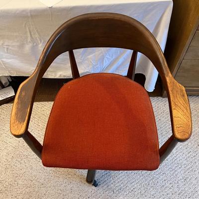 Vintage Swivel/Tilt Wooden Office Chair (O-RG)