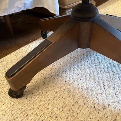 Vintage Swivel/Tilt Wooden Office Chair (O-RG)