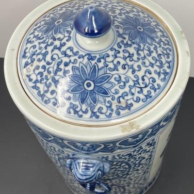 C. 1900 Antique Chinese Blue and White pot / Lid
