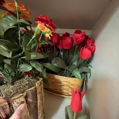 Lot of floral arrangements