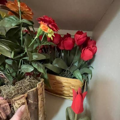 Lot of floral arrangements