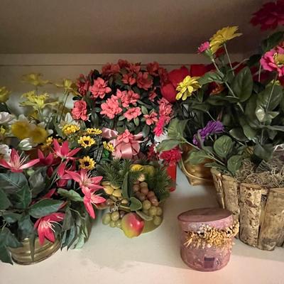 Lot of floral arrangements