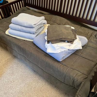 Pottery Barn, Martha Stewart & More Twin Bedding (O-RG)