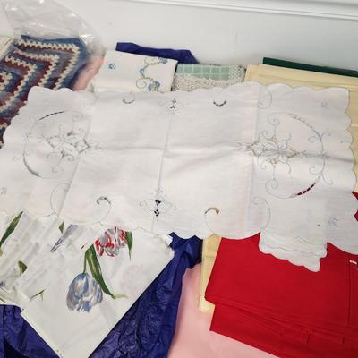 Large lot of Linens Table Covers, Place mats , White House Fabric Twin Flat sheets