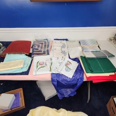 Large lot of Linens Table Covers, Place mats , White House Fabric Twin Flat sheets